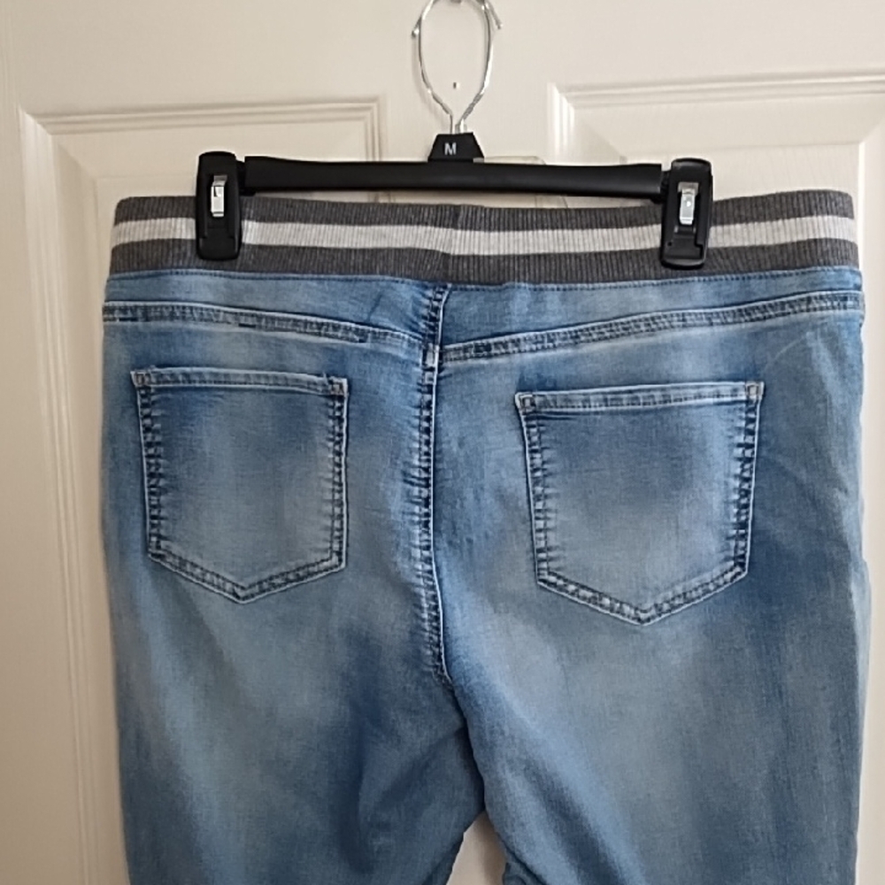 No Boundaries Blue Light Wash Jeggings with Gray Waistband - Picture 3 of 5